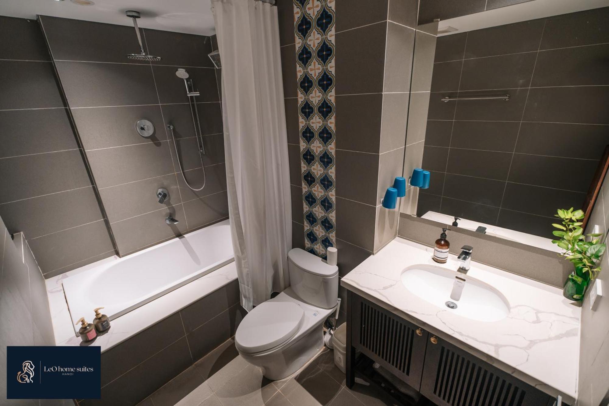Home Suites -Natural Light -Projector -Spacious - 2Br Incenter هانوي المظهر الخارجي الصورة