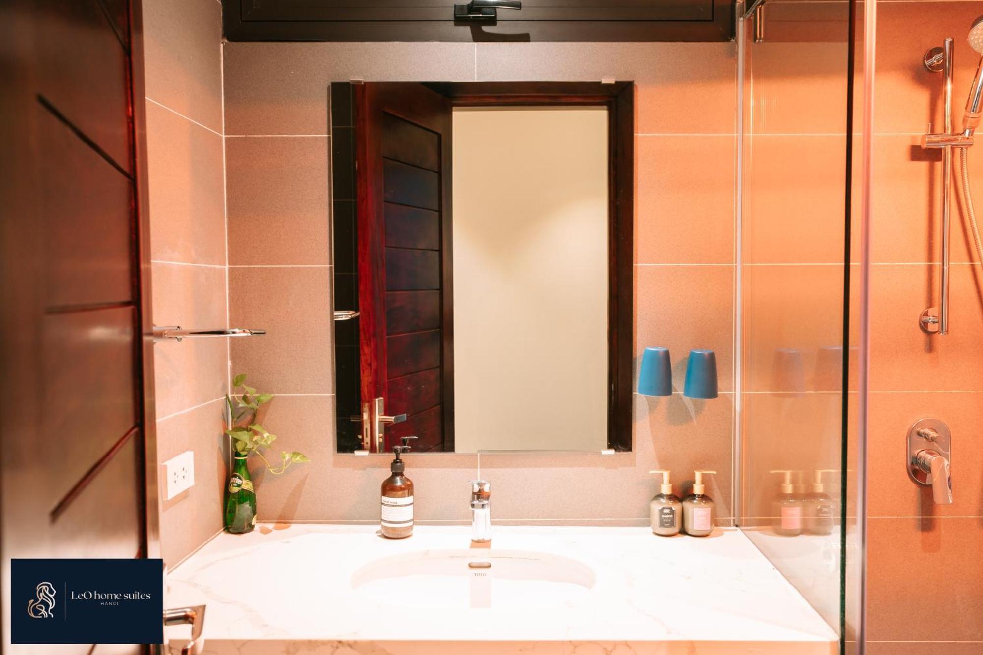 Home Suites -Natural Light -Projector -Spacious - 2Br Incenter هانوي المظهر الخارجي الصورة